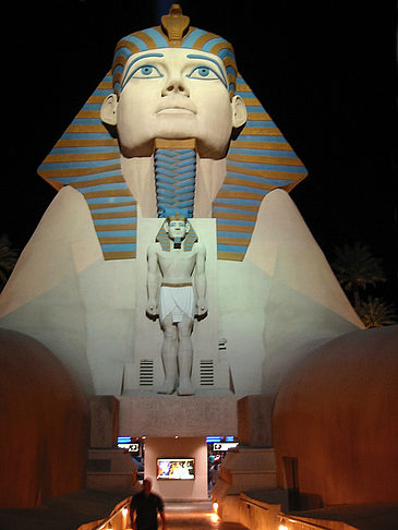 Hotel Luxor bei Nacht Foto 