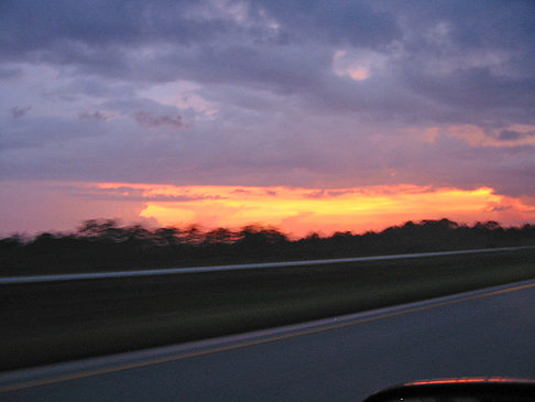 Sonnenuntergang auf Highway Fotos