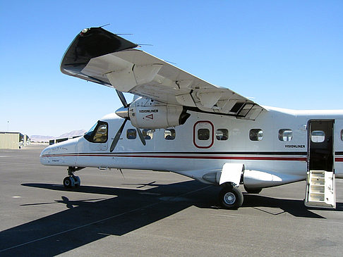 Flugzeug auf dem Landeplatz Foto 