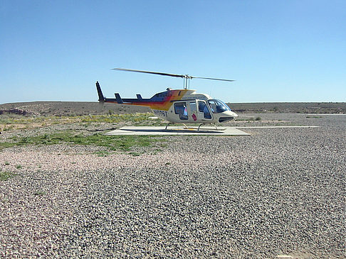 Foto Hubschrauber auf Landeplatz